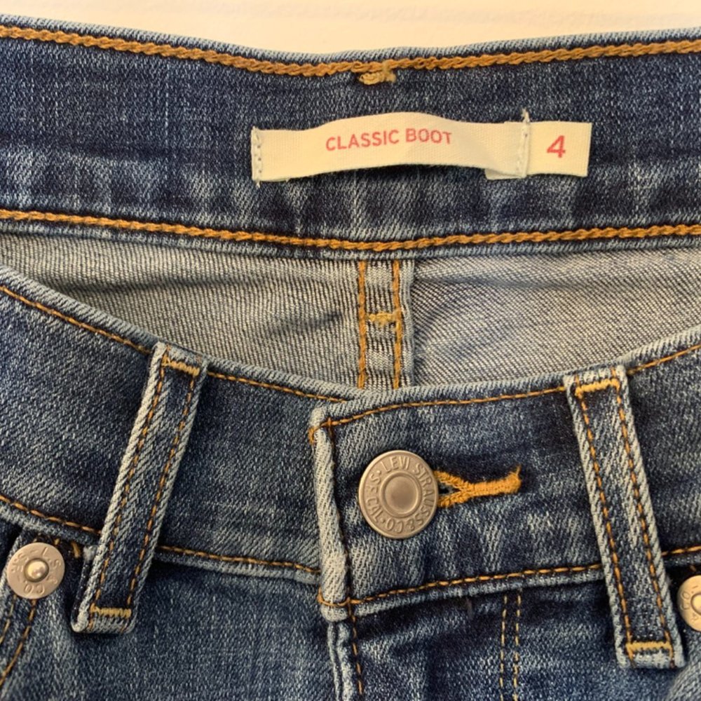 Women's Levi's Classic Boot Cut. Size 4